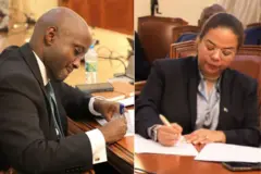 Ba Minisitiri b'ububanyi n'amahanga Olivier Nduhungirehe w'u Rwanda na Thérèse Kayikwamba wa DR Congo basinya ku nyandiko nyuma y'inama yabahuje ku wa gatandatu