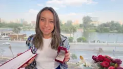 صحفية في بي بي سي تحمل ذهباً