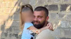 чоловік обіймає дитину 