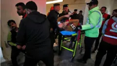 نقل جرحى التدافع إلى المستشفيات