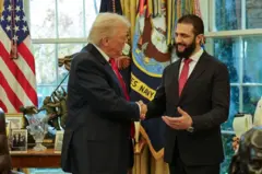Trump roció a Al Sharaa con colonia, antes de obsequiarle un frasco.