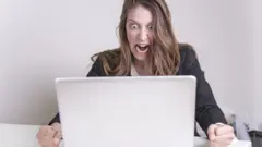 Розлючена дівчина за компом