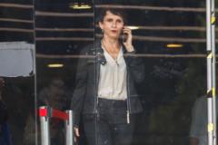 La ministra chilena hablando por teléfono.