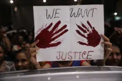 Ma'aikatan lafiya sun fantsama kan tituna suna zanga-zanga bayan fyaɗen da aka yi wa wata ɗaliba likita mai samun horo a asibitin birnin Kolkata