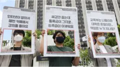 지난 5월 19일 오후 서울 종로구 정부서울청사 앞에서 열린 등록금환불을 위한 온라인행동 교육부총공 선포 기자회견에서 대학생들이 정부를 향해 등록금 환불을 외치고 있다.