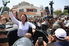 Keiko Fujimori saludando desde un coche