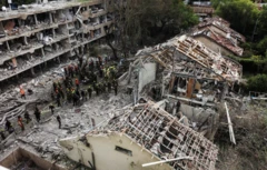 Los rescatistas y el personal de seguridad trabajan en el sitio afectado tras un ataque con misiles desde Irán, en medio del conflicto entre Irán e Israel en Tel Aviv, Israel, el 22 de junio de 2025. REUTERS/Tomer Appelbaum