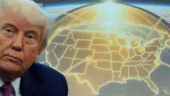 Trump em frente a um mapa dos EUA que ilustra o sistema de defesa antimíssil Domo de Ouro