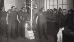 صحنه ای از کارخانه ربات‌سازی روسوم" اثر ارل چاپک نویسنده چک در سال ۱۹۲۰