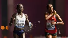 দোহায় গভীর রাতে ম্যারাথন হলেও গরমে কাতর হয়ে পড়েন দৌড়বিদরা