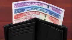 በኪስ ቦርሳ ውስጥ ያሉ የብር ኖቶች