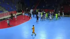 نمایی از میدان فوتسبال که شماری از افراد در یک گوشه جمعند