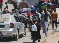 Palestinos fogem de suas casas com seus pertences após o exército israelense emitir ordens de evacuação, na Cidade de Gaza, em 29 de junho de 2025.