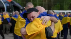 zagrljaji vojnika i zarobljenika