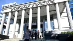 Foto ilustrasi. Sejumlah polisi sedang memeriksa keamanan gedung Mahkamah Konstitusi.