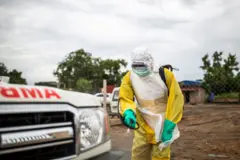 Un trabajador sanitario desinfecta una ambulancia en 2019.