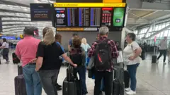 Pasażerowie na lotnisku T5 Londyn-Heathrow po opóźnieniu i odwołaniu lotów na lotniskach, w tym na Heathrow