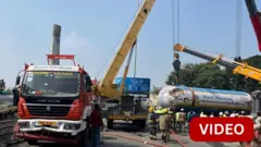 அதிகாலையில் விபத்துக்குள்ளான எரிவாயு டேங்கர் லாரி... துரிதமாக செயல்பட்ட ஓட்டுநரால் பெரும் விபத்து தவிர்ப்பு