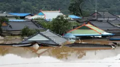 전북지역에 호우경보가 발령된 8일 전북 순창군 유등면 외이마을 주택들이 침수돼 있다