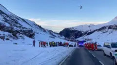 خدمات الطوارئ تعمل بالقرب من موقع حدوث الانهيار الثلجي في بريغنز بالنمسا