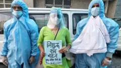 वर्षा त्यांच्या टीमसोबत