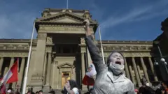 Manifestación contra el gobierno de Merino.