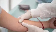 Pessoa doando sangue