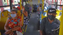 ônibus com passageiros de máscara