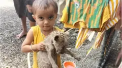 દીપડાના બચ્ચા સાથે બાળક