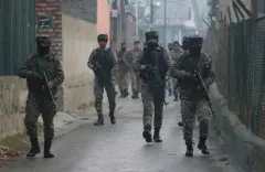 অস্ত্র হাতে রাস্তায় টহল দিচ্ছেন কয়েকজন নিরাপত্তারক্ষী