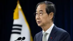 الرئيس المؤقت هان داك سو مرتدياً بدلة رسمية