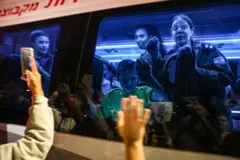 Reféns libertados pelo Hamas em um ônibus que os transporta para uma base militar em Ofakim, no sul de Israel