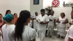 Fiéis do Centro Espírita Paz e Luz vestidos de branco