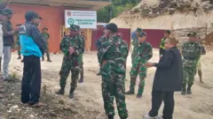 Marina Rumawak (kanan) saat berada di tanah yang rencananya akan dijadikan markas Yonif TP 858 di Biak.