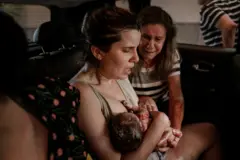 Júlia Assis no momento do parto da filha, Eva, com sua mãe