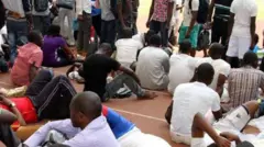 Ọpọlọpọ ọkunrin joko silẹ nigba ti awọn kan duro