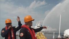 中国の船から放水を受けるフィリピン沿岸警備隊の船