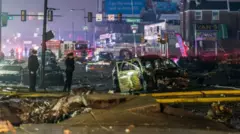 منظر لحطام طائرة صغيرة، تحطمت في منطقة سكنية في مدينة فيلادلفيا الأمريكية في 31 يناير/كانون الثاني 2025.