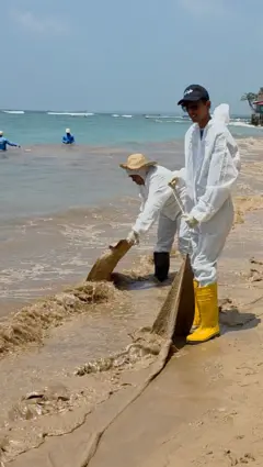 හික්කඩුව වෙරළේ ඉරාන නෞකාවේ බවට සැක කෙරෙන භාණ්ඩ හා තෙල් තට්ටු
