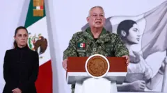 El secretario de Defensa de México, Ricardo Trevilla, junto a la presidenta Claudia Sheinbaum.