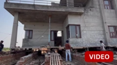 இரண்டு மாடி வீட்டை முழுதாக அப்படியே இடம் மாற்றும் வீட்டு உரிமையாளர்