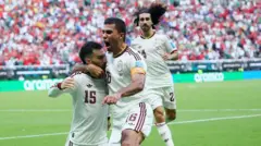 Alex Baena (nomor punggung 15) merayakan gol ke gawang Uruguay 