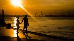 Una pareja disfruta del atardecer en el Muelle Mauá, en la nueva zona de Porto Maravilha, que incluye el barrio de Gamboa