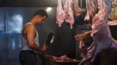Um açougueiro em um mercado local em Mumbai, 23 de janeiro de 23 de 2020