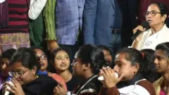 সিএএ-র বিরুদ্ধে কলকাতার সভামঞ্চ থেকে মমতা ব্যানার্জির প্রতিবাদ। জানুয়ারি, ২০২০