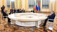  ولادیمیر پوتین، نیکول پاشینیان و الهام علی اف در تالاری دور میزی گرد نشسته‌اند