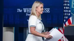 A secretária de imprensa da Casa Branca, Karoline Leavitt, chega para uma entrevista coletiva na Sala de Imprensa da Casa Branca em Washington DC (EUA), no dia 17 de julho de 2025. Leavitt respondeu perguntas sobre a gestão do caso Epstein por parte do governo Trump.
