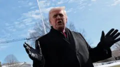 ABD Başkanı Donald Trump, uçağına binmeden önce gazetecilere açıklama yapıyor 