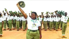 Awon agunbanirọ lọkunrin ati lobinrin wa lori ila, wọn wọṣọ eto naa, wọn na fila wọn soke gẹgẹ bii aṣẹ 