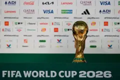 O troféu da Copa do Mundo durante entrevista coletiva do presidente da Fifa, Gianni Infantino, na véspera da partida de abertura da Copa do Mundo de 2026, na Cidade do México
